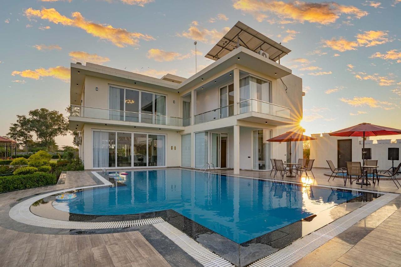Stayvista At Le Blanc Escape W Outdoor Pool Sohna Exterior photo